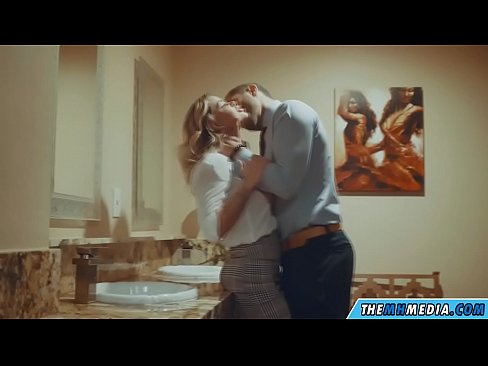 ❤️ Khi một cô gái tóc vàng busty quyến rũ bạn trong một nhà vệ sinh công cộng ️ Khiêu dâm ở% vi.vbdsm.ru% ️❤